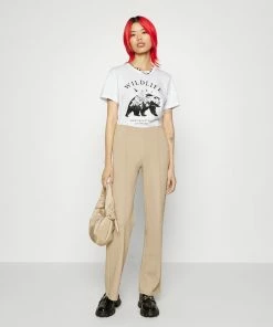 Even&Odd HATTIE PRINTED WILDLIFE BEAR - Basic T-shirt - White -Even&Odd Sales Store 5a54d382e2004f20b94be4189bdfaa07