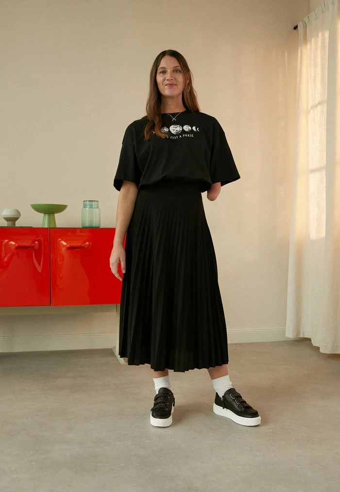 Even&Odd Print T-shirt - Black 4 Even&Odd Print T-shirt - Black - Image 2