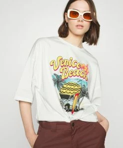 Even&Odd HOLIDAY ALWAYS CAR AND PALM TRE - Print T-shirt - White -Even&Odd Sales Store d34657d51f594280bba427a32b0d5713